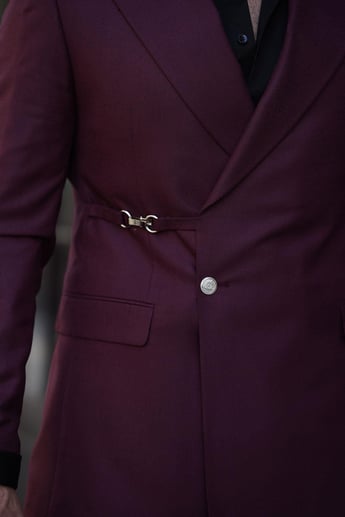 SUIT WITH EXTRA CLIPPING DETAIL